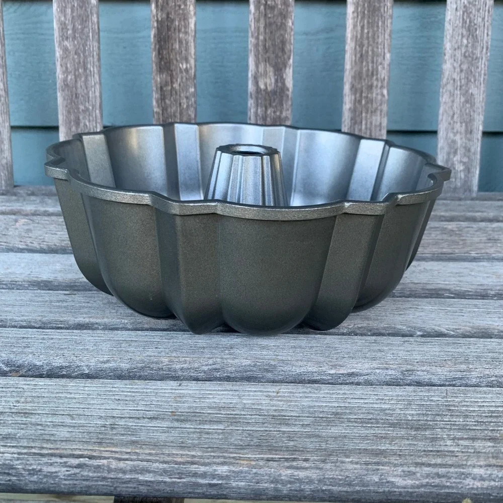 Nordic Ware Original Bundt Pan 12 Cup Cast Aluminum Nonstick Cake Pan USA 10.5